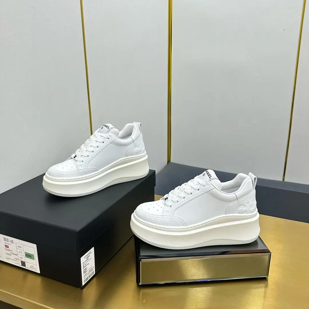 👟👟Ex-factory price 600👟👟 Upgraded version, upgraded version, upgraded version! No rebuttal accepted! ! ! ! Chanel Chanel panda shoes! 2025 counter's top casual sports shoes. This classic design; the upper is electro-embroidered with a variety of techniques; the outsole is fashionable and sporty; the unusual inclusion of a variety of color matching elements... The diversified mix and match is very good-looking and versatile, and can be used for leisure, fashion, sports, and outdoor... ꫛꫀꪝ Go➫ Materials: ❶Upper made of: original imported first-layer silk cowhide + original waterproof cloth + original first-layer cowhide ❷Inner lining: Original Yangli+Net ❸Outsole based on: Original TPU combination outsole Counter boutique packaging complete set for women 35–41 👉 👉